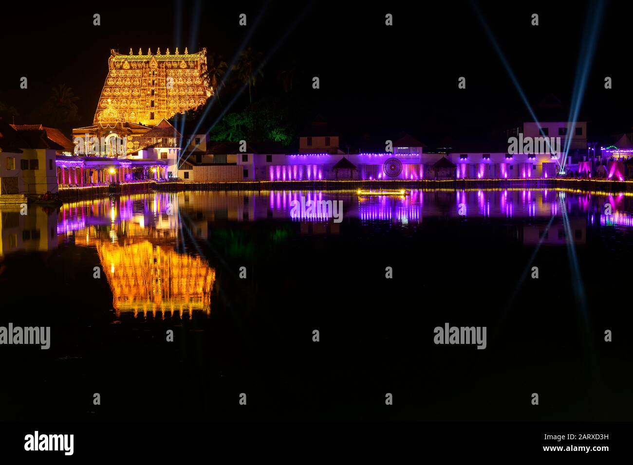 Sree Padmanabhaswamy Temple und lakshadeepam padmatheertham Teich während der Zeremonie, Thiruvananthapuram, Kerala, Indien Stockfoto