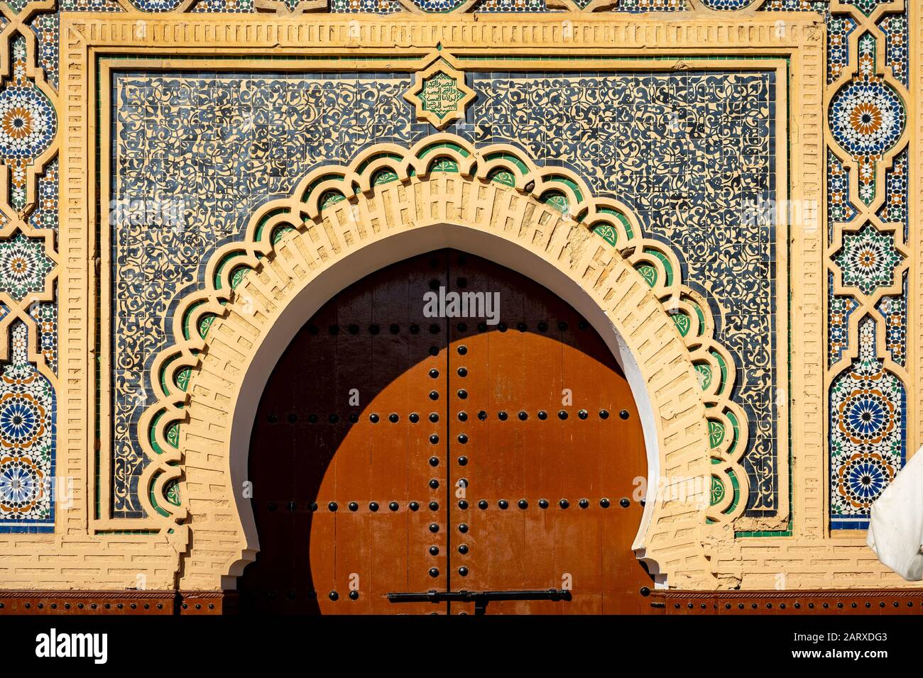 Meknes, Marokko - Traditionelle Haustür mit Zierdekor Stockfoto