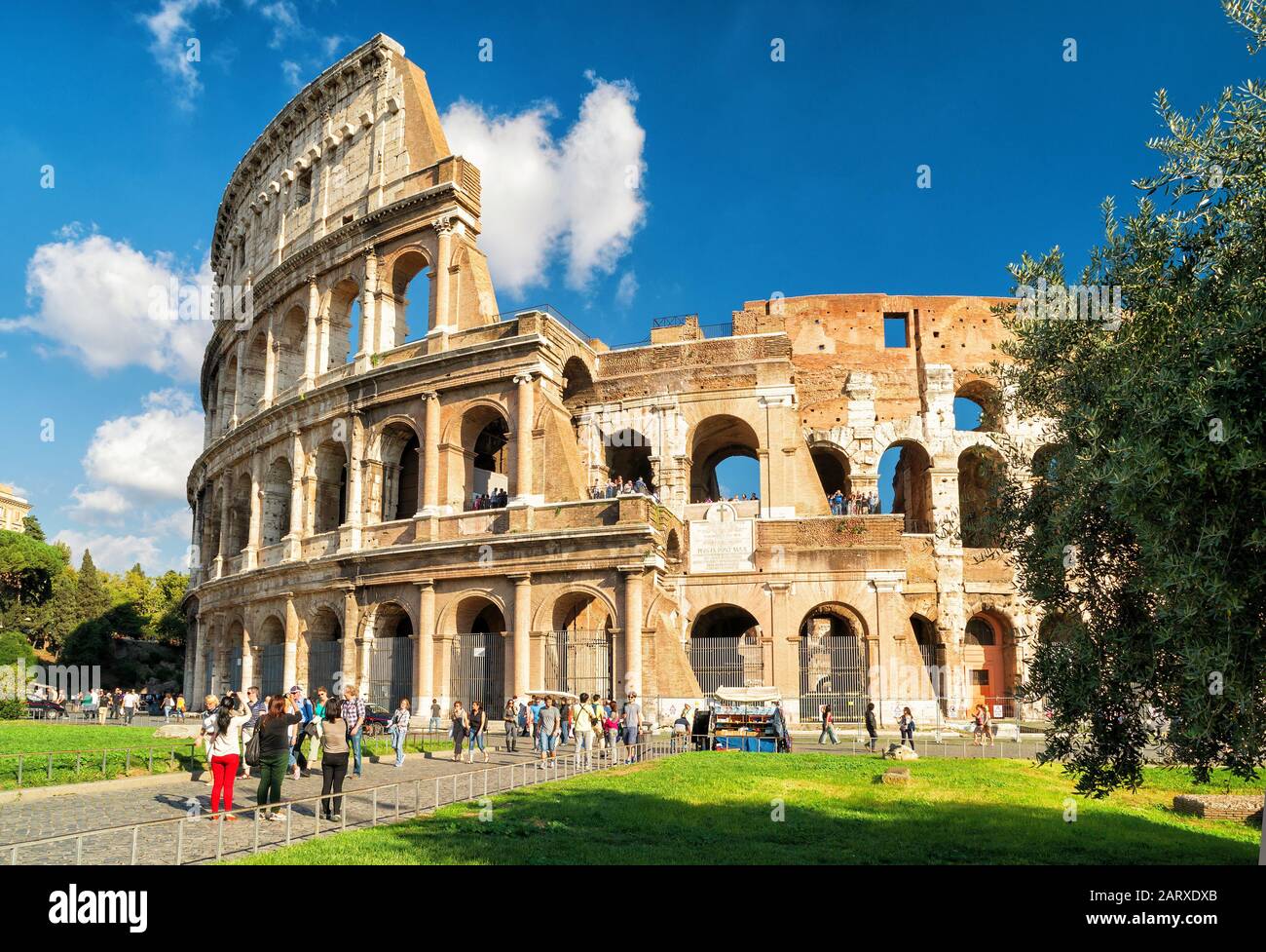 ROM - 4. OKTOBER 2012: Touristen, die das Kolosseum besuchen. Das Kolosseum ist eine bedeutende Touristenattraktion in Rom. Stockfoto