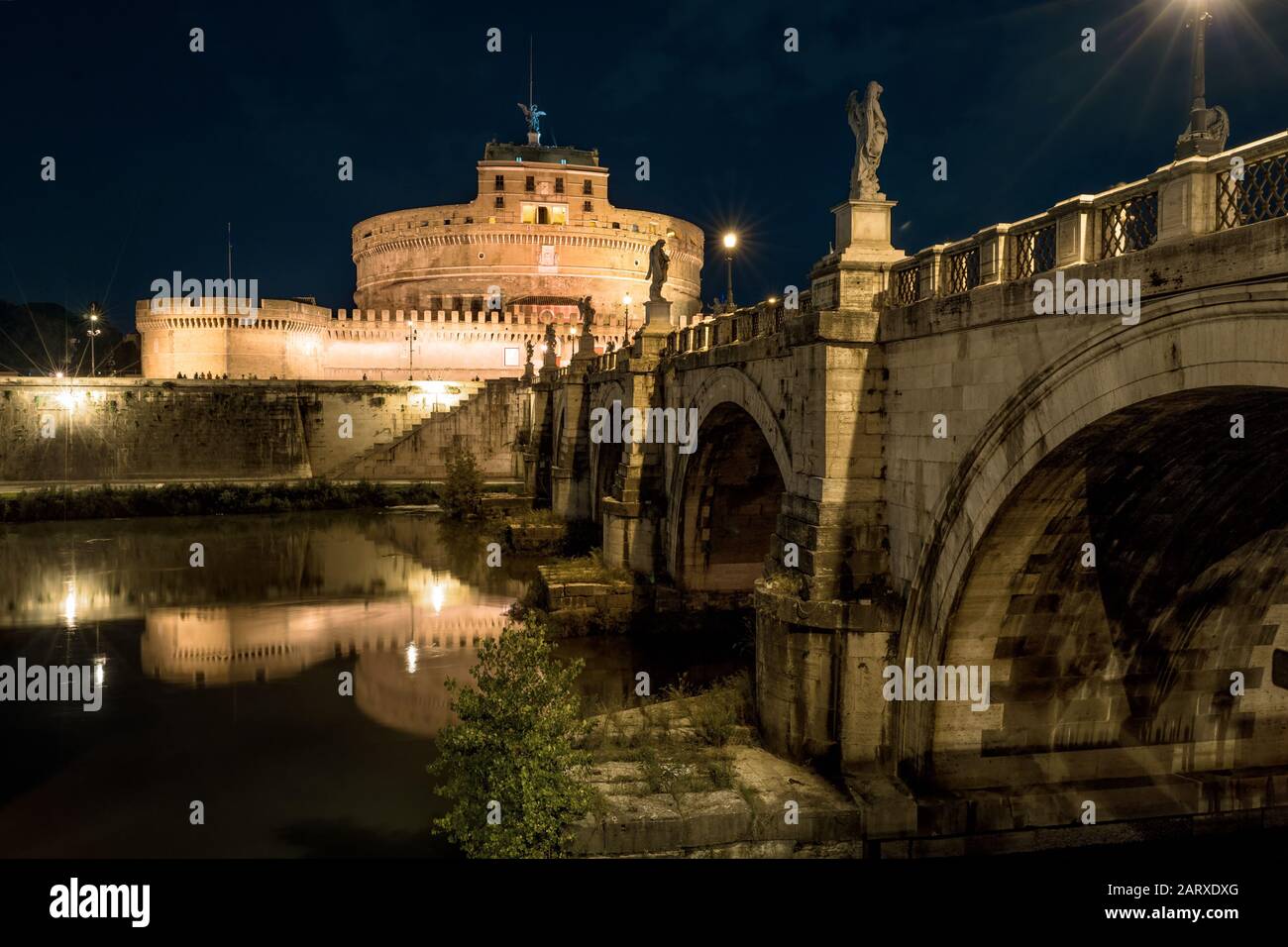 Castel und Ponte Sant'Angelo in der Nacht, Rom, Italien. Dieser Ort ist ein berühmtes altes Wahrzeichen Roms. Panorama der mittelalterlichen Burg und Brücke in Rom ci Stockfoto