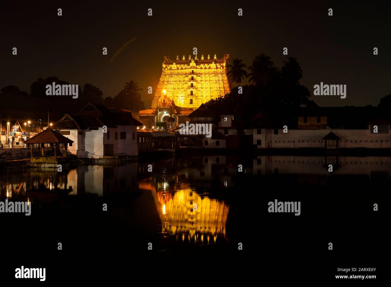 Sree Padmanabhaswamy Temple und lakshadeepam padmatheertham Teich während der Zeremonie, Thiruvananthapuram, Kerala, Indien Stockfoto