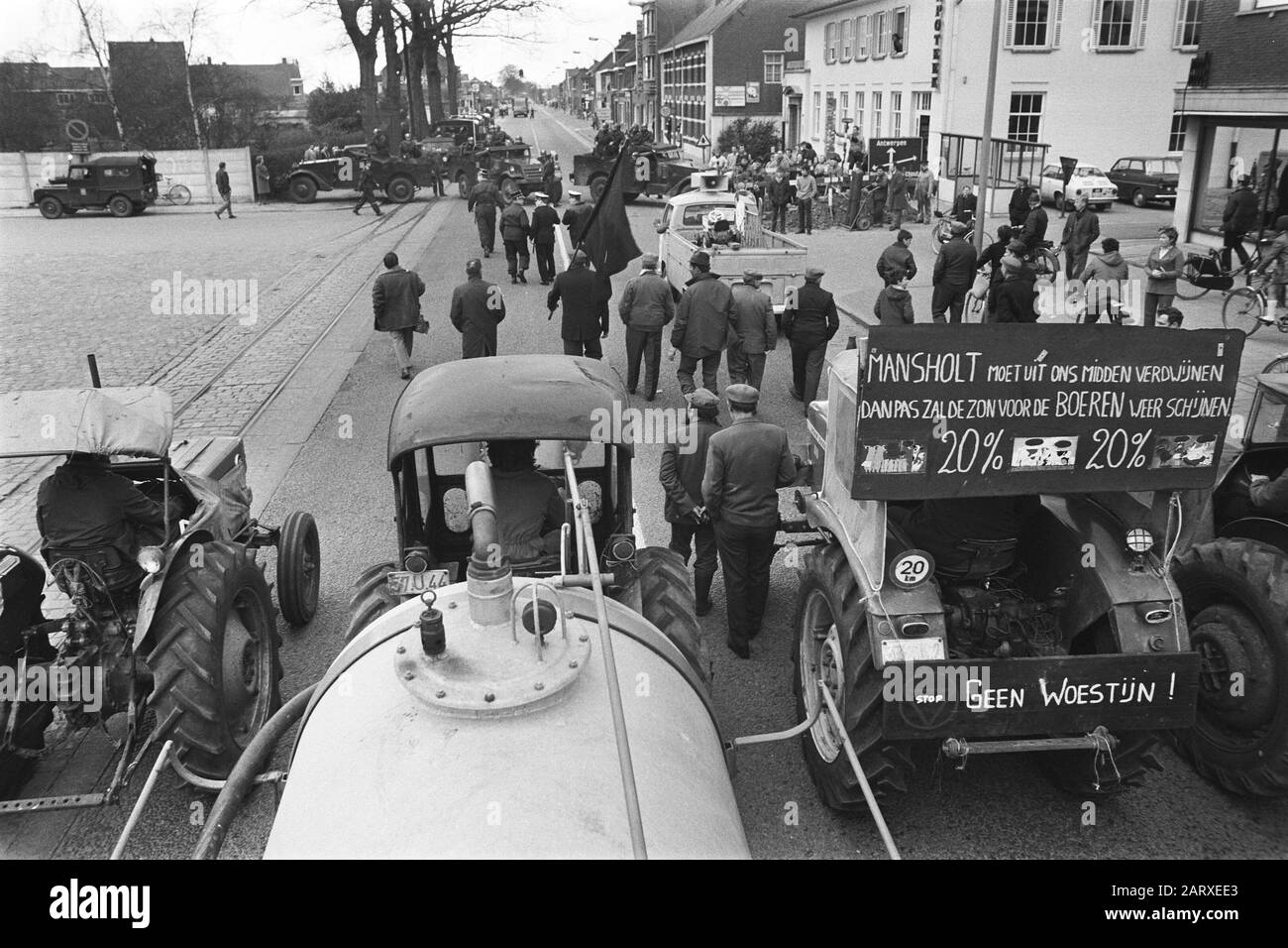 Demonstration der belgischen Landwirte mit Traktoren auf der Straße der niederländischen Traktoren und der laufenden Landwirte während der Aktion Datum: 19. März 1971 Standort: Belgien Schlagwörter: Demonstrationen, Landwirte, Banner, Traktoren Stockfoto