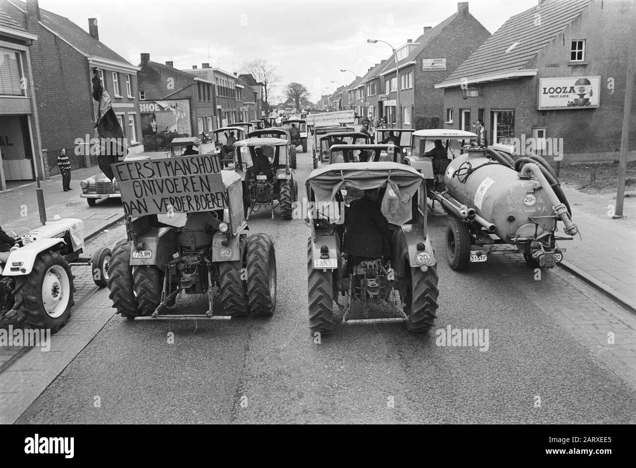 Demonstration der belgischen Landwirte mit Traktoren auf der Straße des niederländischen Traktors mit Banner gegen die Politik von Sicco Mansholt (EU-Kommissar für Agrarpolitik) Datum: 19. März 1971 Standort: Belgien Schlagwörter: Demonstrationen, Landwirte, Banner, Traktoren Stockfoto
