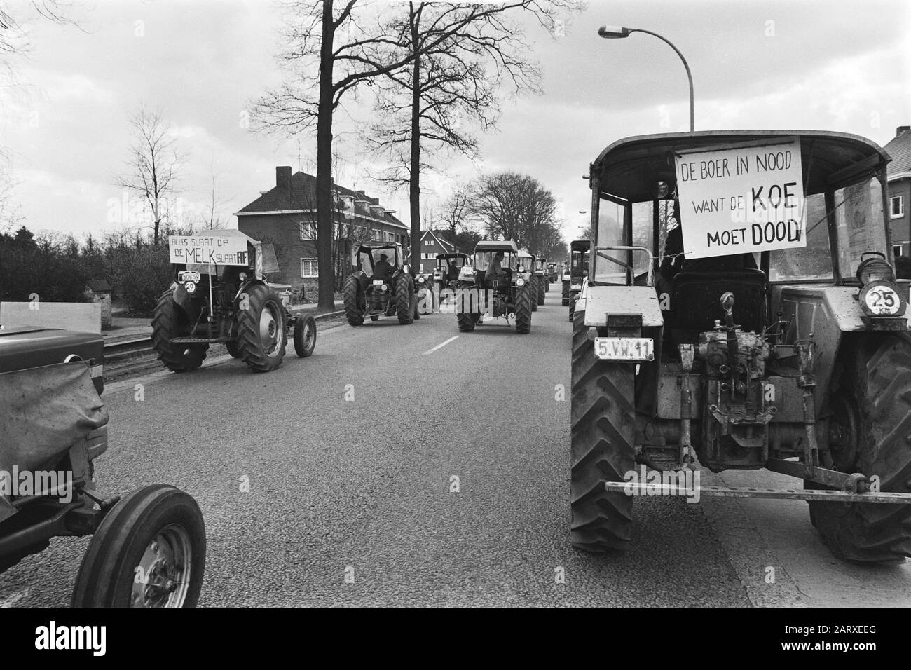 Demonstration der belgischen Landwirte mit Traktoren auf der Straße des niederländischen Traktors mit Banner während der Aktion Datum: 19. März 1971 Ort: Belgien Schlagwörter: Demonstrationen, Landwirte, Banner, Traktoren Stockfoto