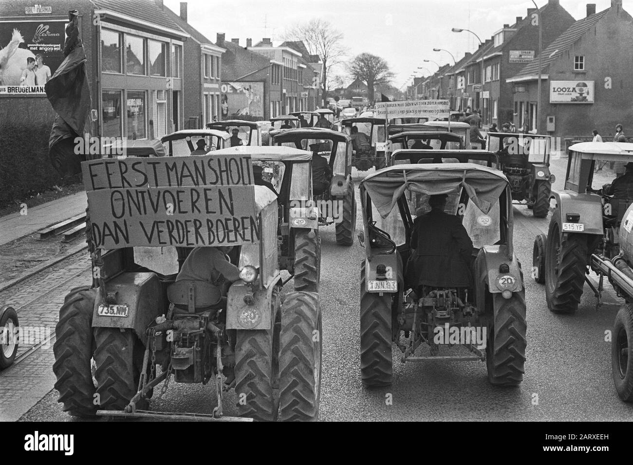 Demonstration der belgischen Landwirte mit Traktoren auf der Straße des niederländischen Traktors mit Banner gegen die Politik von Sicco Mansholt (EU-Kommissar für Agrarpolitik) Datum: 19. März 1971 Standort: Belgien Schlagwörter: Demonstrationen, Landwirte, Banner, Traktoren Stockfoto