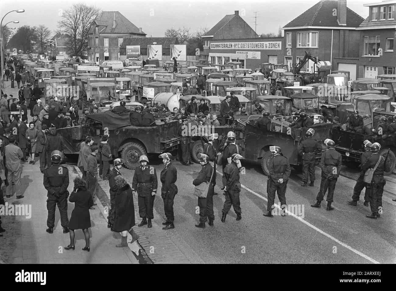 Demonstration der belgischen Landwirte mit Traktoren auf der Straße der niederländischen Traktoren auf der belgischen Nationalgarde Datum: 19. März 1971 Standort: Belgien Schlagwörter: Demonstrationen, Landwirte, Polizisten, Traktoren Stockfoto