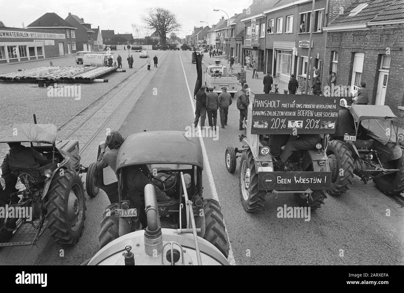 Demonstration der belgischen Landwirte mit Traktoren auf der Straße der niederländischen Traktoren und der laufenden Landwirte während der Aktion Datum: 19. März 1971 Standort: Belgien Schlagwörter: Demonstrationen, Landwirte, Banner, Traktoren Stockfoto