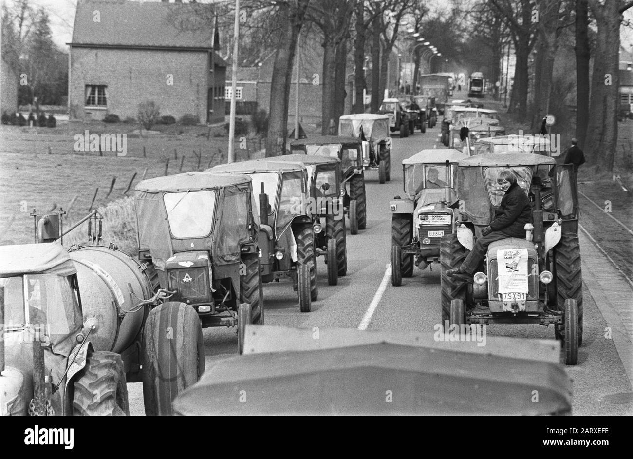 Demonstration der belgischen Landwirte mit Traktoren auf der Straße der niederländischen Traktoren während der Aktion Datum: 19. März 1971 Standort: Belgien Schlagwörter: Demonstrationen, Landwirte, Traktoren Stockfoto