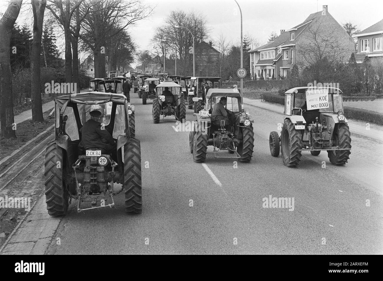 Demonstration der belgischen Landwirte mit Traktoren auf der Straße der niederländischen Traktoren während der Aktion Datum: 19. März 1971 Standort: Belgien Schlagwörter: Demonstrationen, Landwirte, Traktoren Stockfoto