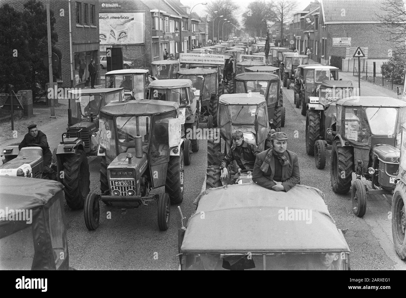 Demonstration der belgischen Landwirte mit Traktoren auf der Straße der niederländischen Traktoren während der Aktion Datum: 19. März 1971 Standort: Belgien Schlagwörter: Demonstrationen, Landwirte, Traktoren Stockfoto