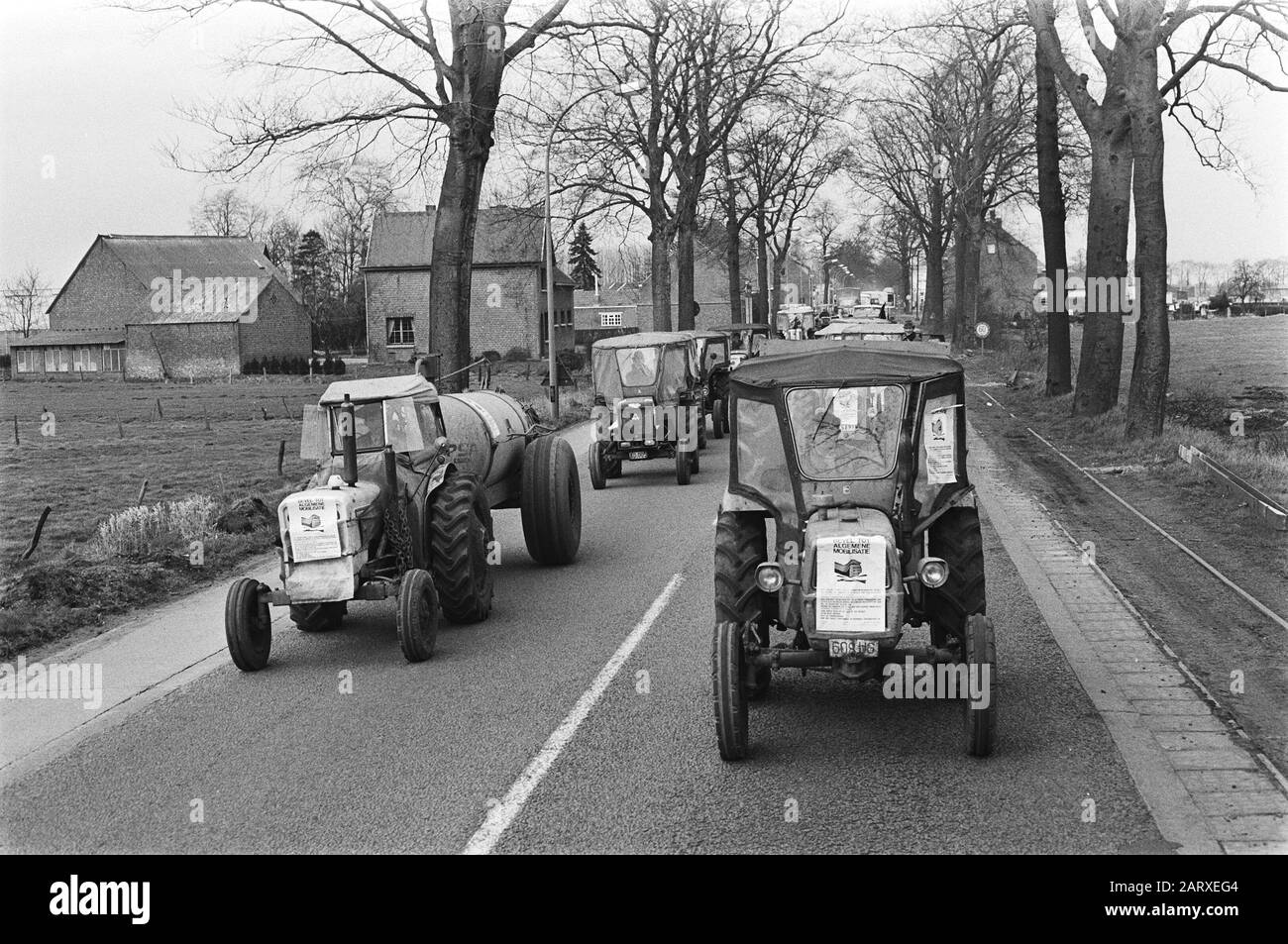 Demonstration der belgischen Landwirte mit Traktoren auf der Straße der niederländischen Traktoren während der Aktion Datum: 19. März 1971 Standort: Belgien Schlagwörter: Demonstrationen, Landwirte, Traktoren Stockfoto