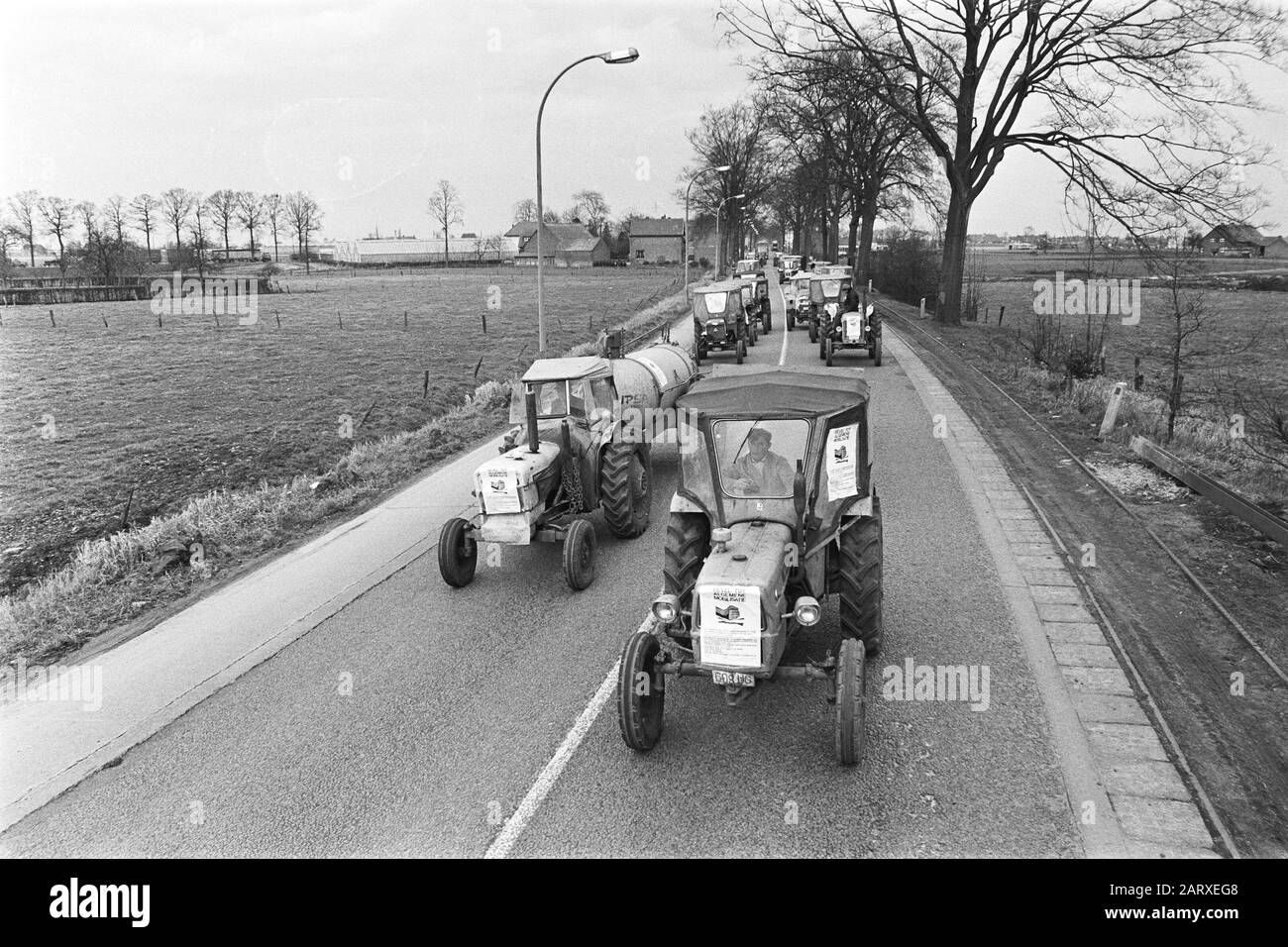 Demonstration der belgischen Landwirte mit Traktoren auf der Straße der niederländischen Traktoren während der Aktion Datum: 19. März 1971 Standort: Belgien Schlagwörter: Demonstrationen, Landwirte, Traktoren Stockfoto