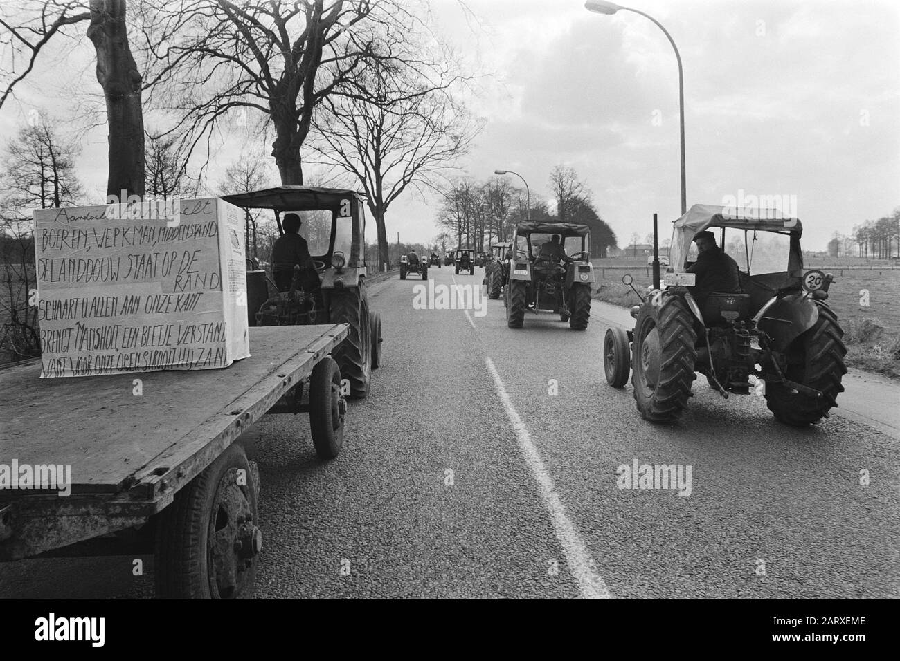 Demonstration der belgischen Landwirte mit Traktoren auf der Straße der niederländischen Traktoren während der Aktion Datum: 19. März 1971 Standort: Belgien Schlagwörter: Demonstrationen, Landwirte, Traktoren Stockfoto