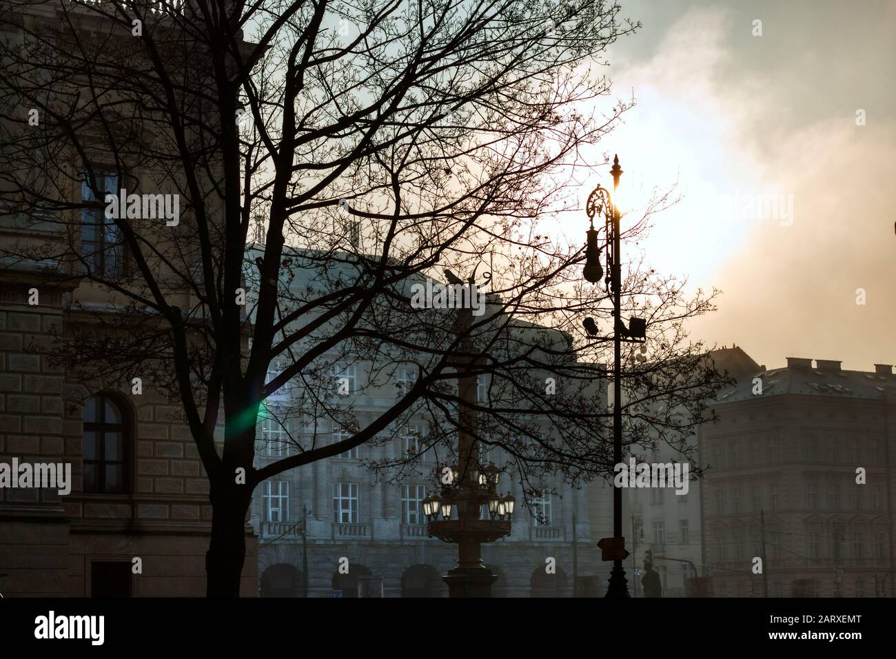 Prag, Tschechien, 29. Januar 2020 - klassische Oper und Museum im Rudolph an einem warmen Herbstmorgen mit Sonnenstrahlen Stockfoto