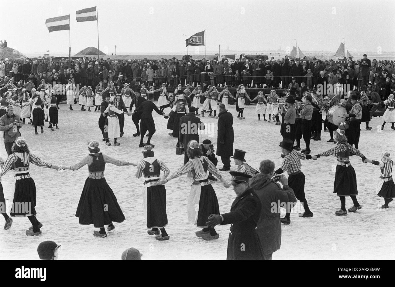 Traditionelle Bauernhochzeit in Marken, die Hochzeiten tanzen im Kreis um  die Brautpaar Datum: 27. Januar 1963 Ort: Marken Schlüsselwörter: Tanz,  TRADITION, Bauernhochzeiten Stockfotografie - Alamy