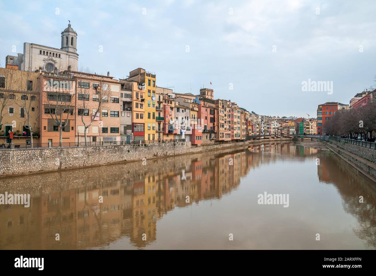 Die Häuser am Fluss Onyar mit Kathedrale im Hintergrund, Girona, Katalonien, Spanien Stockfoto
