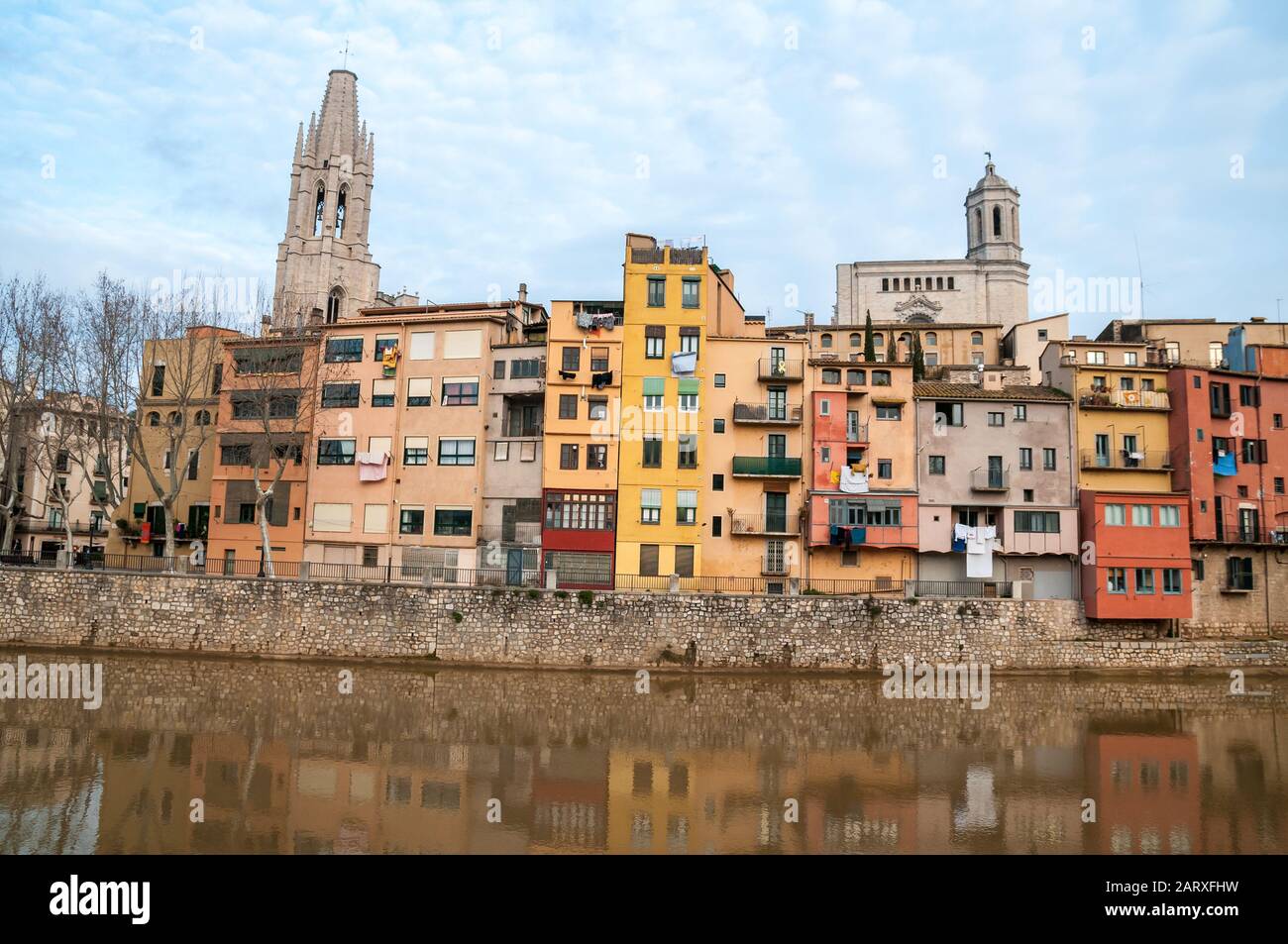 Die Häuser am Fluss Onyar mit der Kirche Sant Felix und der Kathedrale im Hintergrund, Girona, Katalonien, Spanien Stockfoto