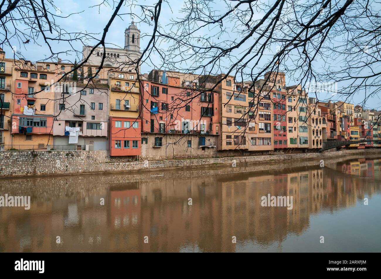 Die Häuser am Fluss Onyar mit Kathedrale im Hintergrund, Girona, Katalonien, Spanien Stockfoto