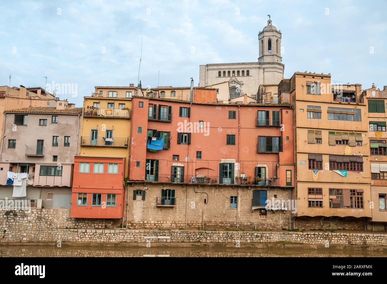 Die Häuser am Fluss Onyar mit Kathedrale im Hintergrund, Girona, Katalonien, Spanien Stockfoto