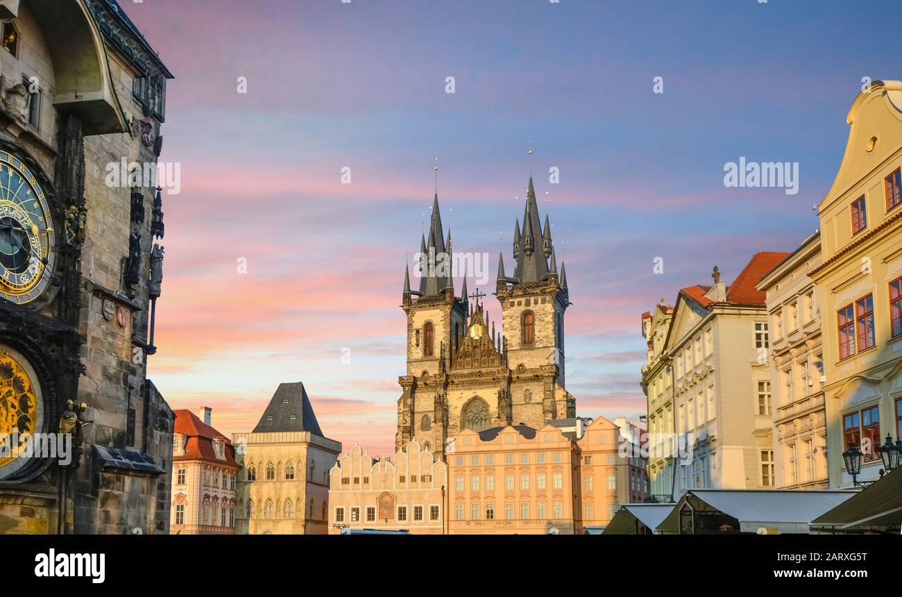 Altstadt Prag und Stadtplatz mit der Astonomical Clock und der Our Lady Vor der Kirche von Tyn überragt und spornt bei Sonnenuntergang unter einem bunten Himmel an. Stockfoto