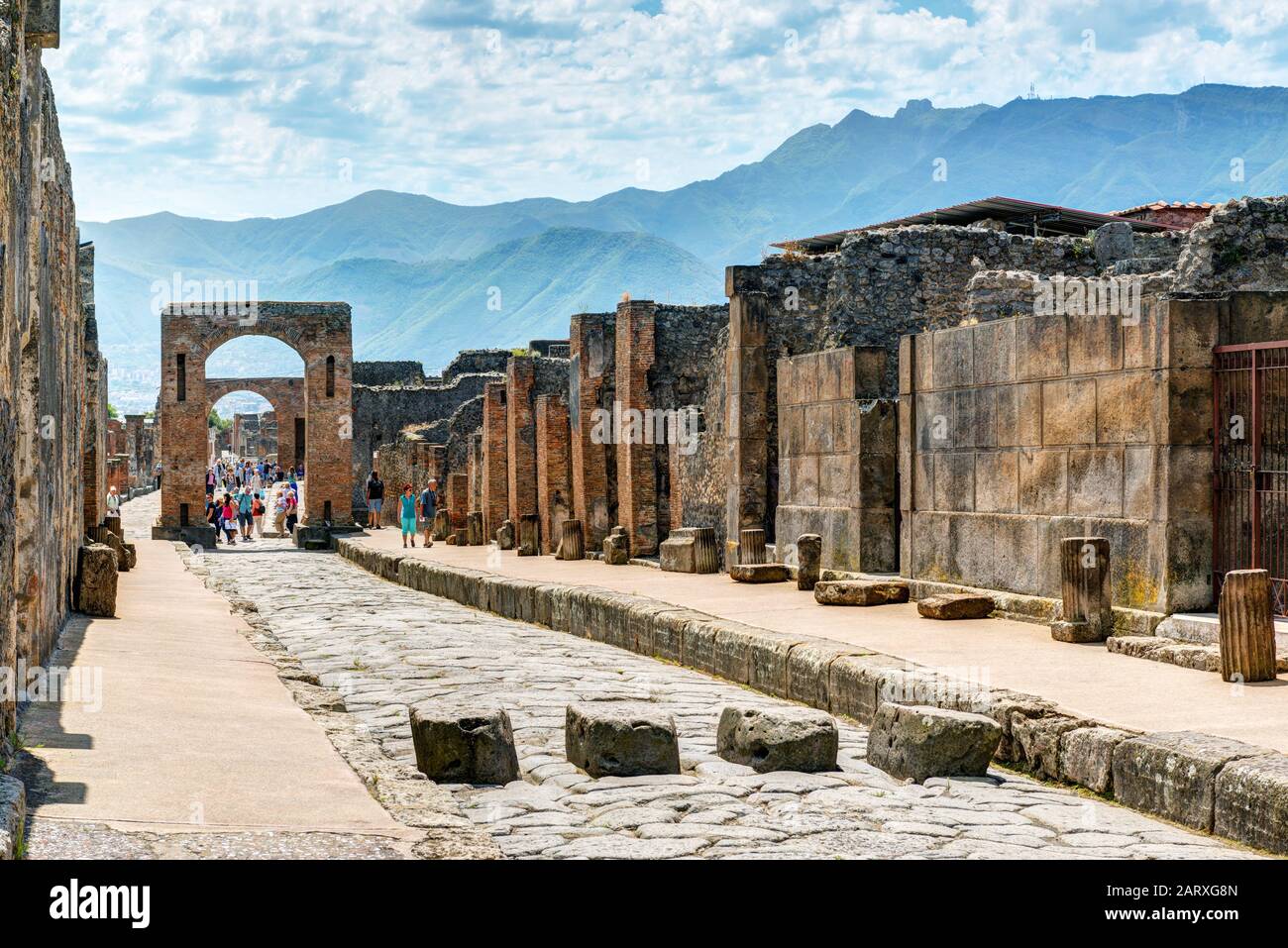 Pompeji, ITALIEN - 13. MAI: Ruinen einer Stadt. Pompeji ist eine antike römische Stadt, die durch den Ausbruch des Vesuvs im Jahr 79 n. Chr. starb. Stockfoto