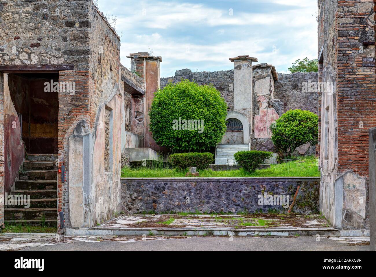 Ruinen eines Hauses in Pompeji; Italien. Pompeji ist eine antike römische Stadt, die durch den Ausbruch des Vesuvs im Jahr 79 n. Chr. starb. Stockfoto