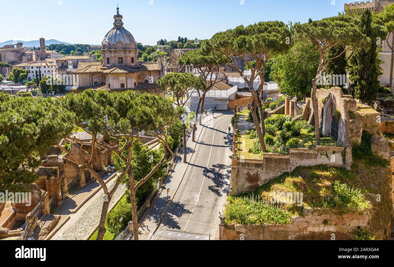 Landschaft von Rom im Sommer, Italien. Landschaftlich schöner Blick auf die antiken Ruinen der Stadt Rom. Luftaufnahme der Überreste des berühmten römischen Imperiums. Wunderschönes ci Stockfoto