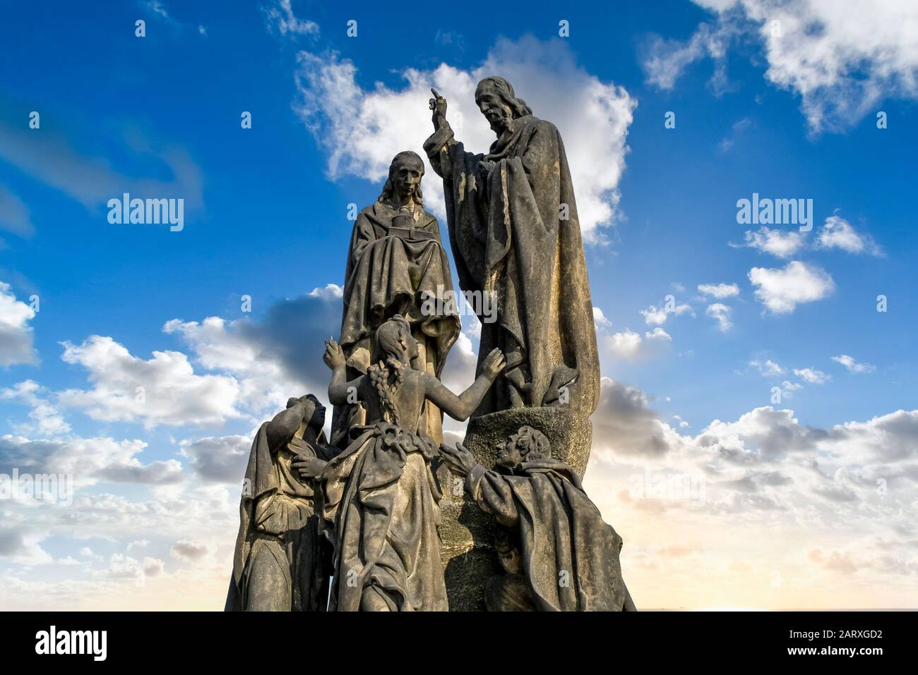 Nahaufnahme der Statue des heiligen Kyrill und des heiligen Methodius, eine der vielen Skulpturen, die entlang der Karlsbrücke in Prag, Tschechien, laufen. Stockfoto