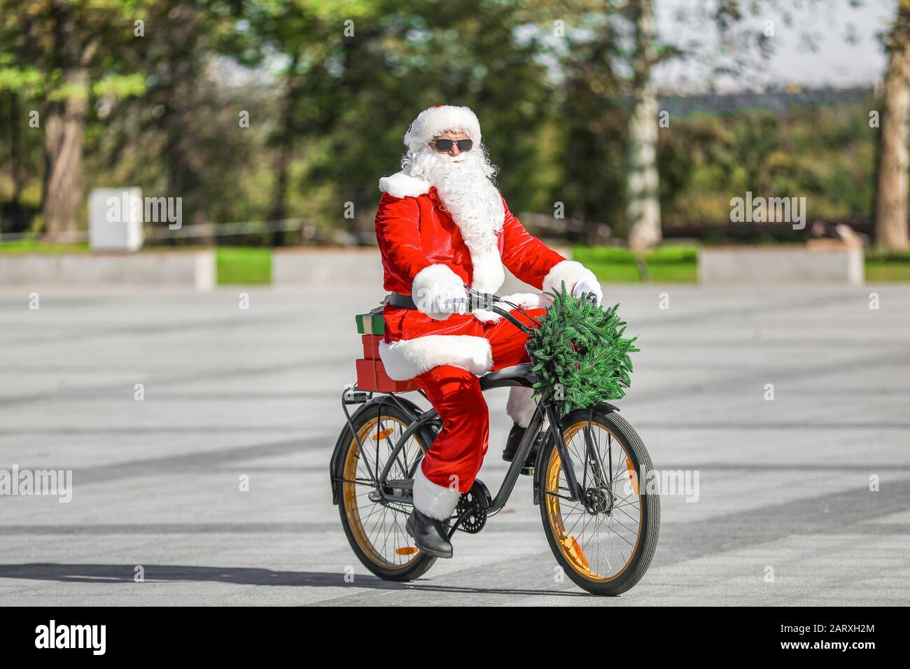 Weihnachtsmann mit dem Fahrrad im Freien Stockfoto