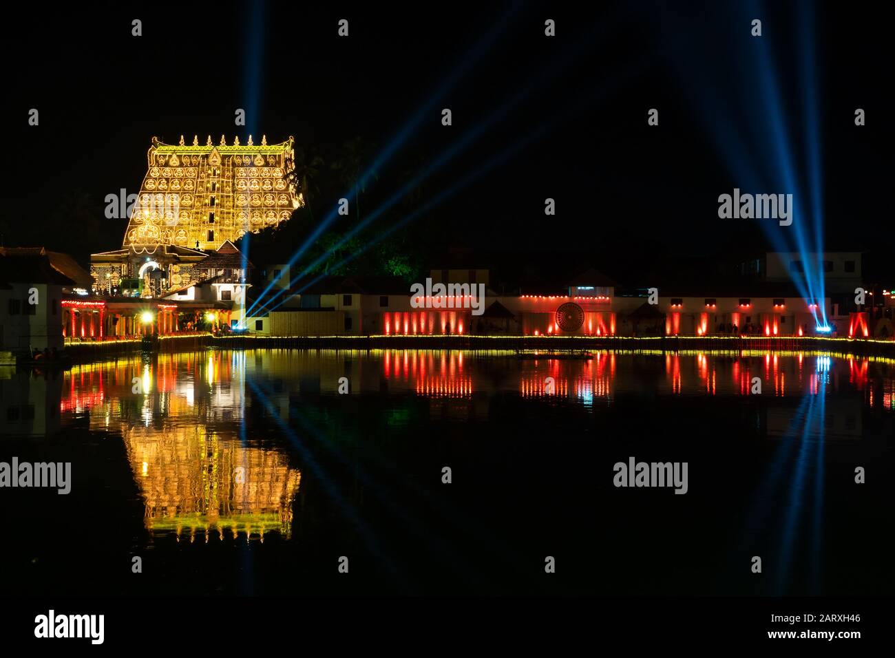 Sree Padmanabhaswamy Temple und lakshadeepam padmatheertham Teich während der Zeremonie, Thiruvananthapuram, Kerala, Indien Stockfoto