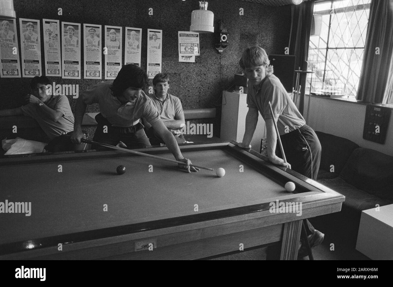 Training Feyenoord; Ling (l) und Spielte nach dem Training Billard, Anmerkung: Im Hintergrund Plakate mit Ankündigung Europacup 3 Spiel gegen Sporting Lissabon. Direkt im Hintergrund Benny Winestuds, links im Hintergrund Sjaak Troost? Datum: 30.September 1985 Ort: Rotterdam-Schlagwörter: Billard, Sport, Fußball Personenname: Been, Mario, Ling, Tscheu La Institutionenname: Feyenoord Stockfoto