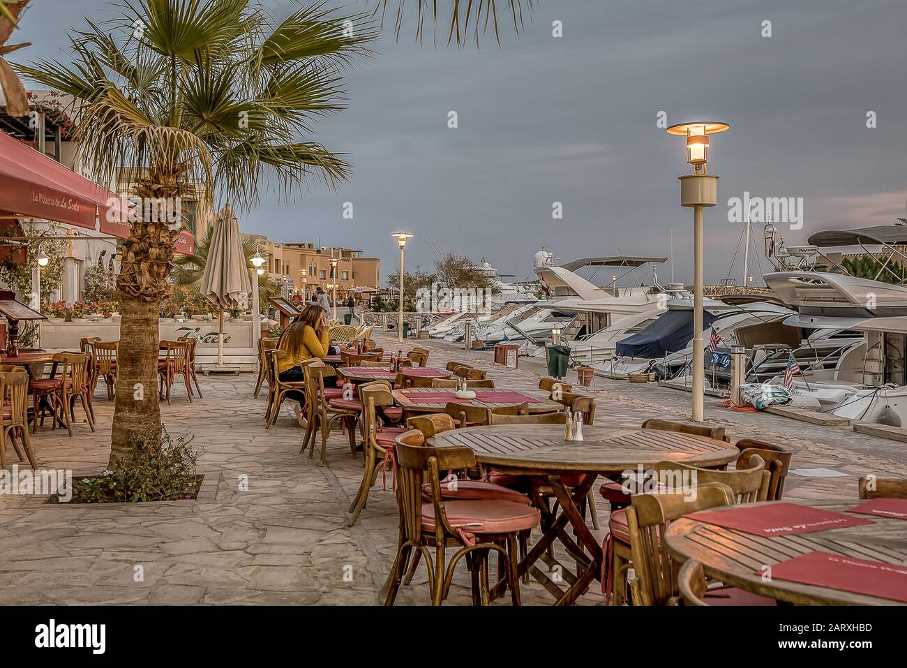 Restaurant im Sonnenuntergang auf dem Bürgersteig vor der Abu tig Marina in el Gouna, Ägypten, 14. Januar 2020 Stockfoto