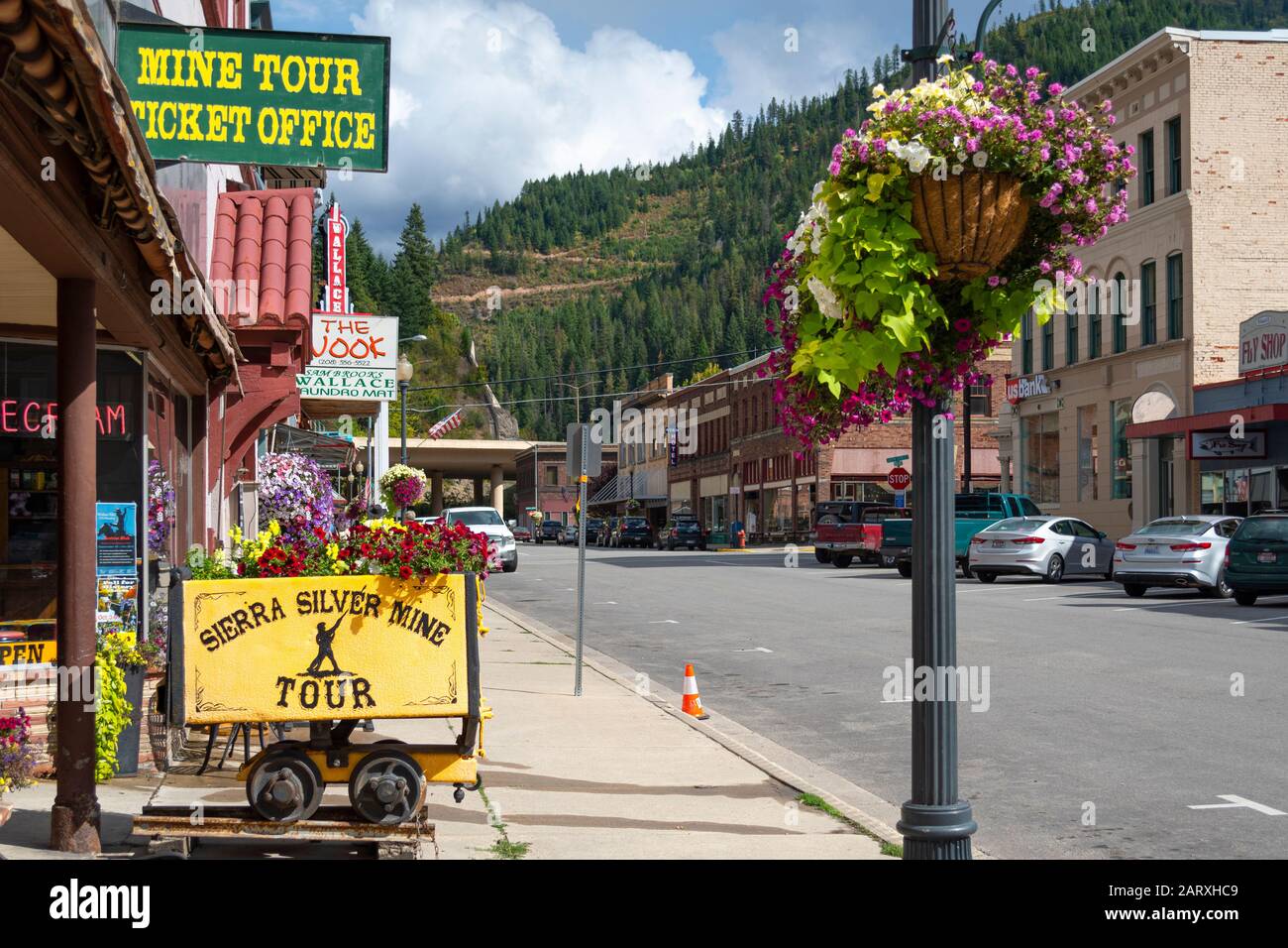 Eine malerische Hauptstraße in der historischen Bergbaustadt Wallace, Idaho, im Pazifischen Nordwesten Amerikas. Stockfoto