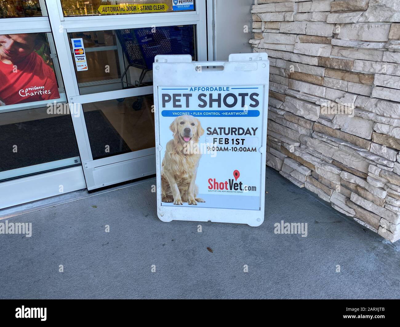 Orlando, FL/USA-1/29/20: Ein Schild vor dem Petsmart Store, das sagt, dass sie am Samstag, den 1. Februar, Tieraufnahmen anbieten werden. Stockfoto