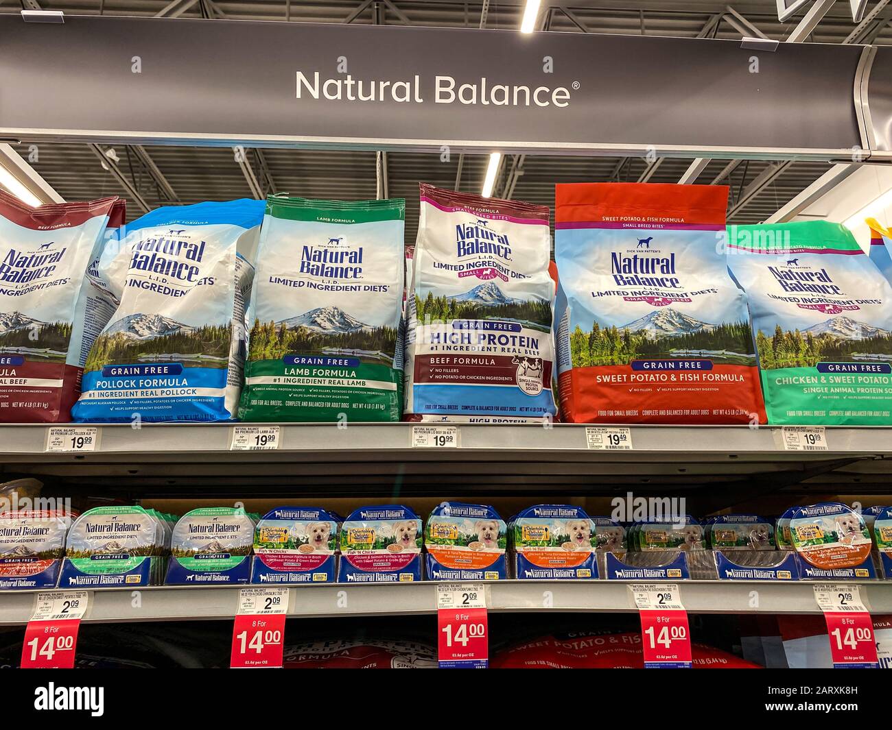 Orlando, FL/USA-1/29/20: Eine Anzeige von Natural Balance Grain Free Dog Food in einem Petsmart Superstore, der für Besitzer von Haustieren zum Kauf für ihre Haustiere bereit ist. Stockfoto