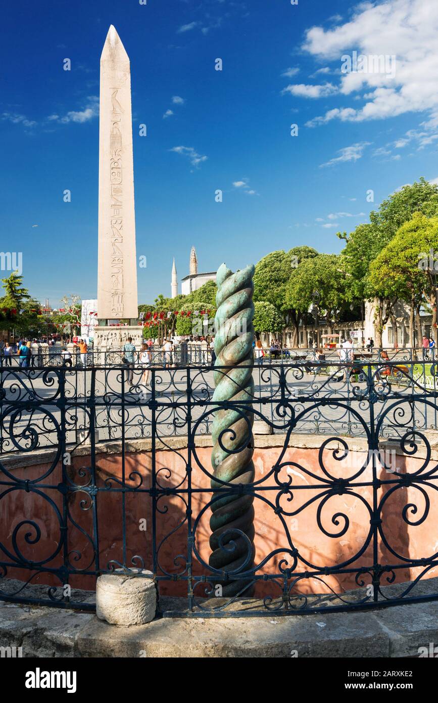 Istanbul - 24. MAI 2013: Das alte Hippodrom am 24. Mai 2013 in Istanbul, Türkei. Die griechische Serpentsäule (Vorderseite) und der ägyptische Obelisk von Theo Stockfoto