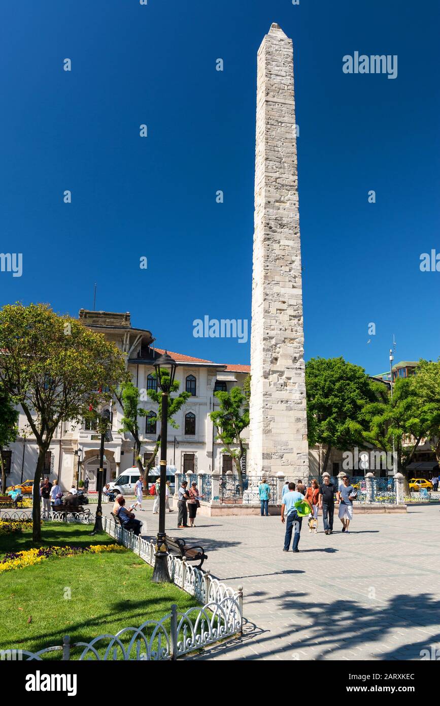 Istanbul - 26. MAI 2013: Touristen besuchen den Ummauerten Obelisk am Hippodrom am 26. Mai 2013 in Istanbul, Türkei. Der Ummauerte Obelisk wurde von t Stockfoto