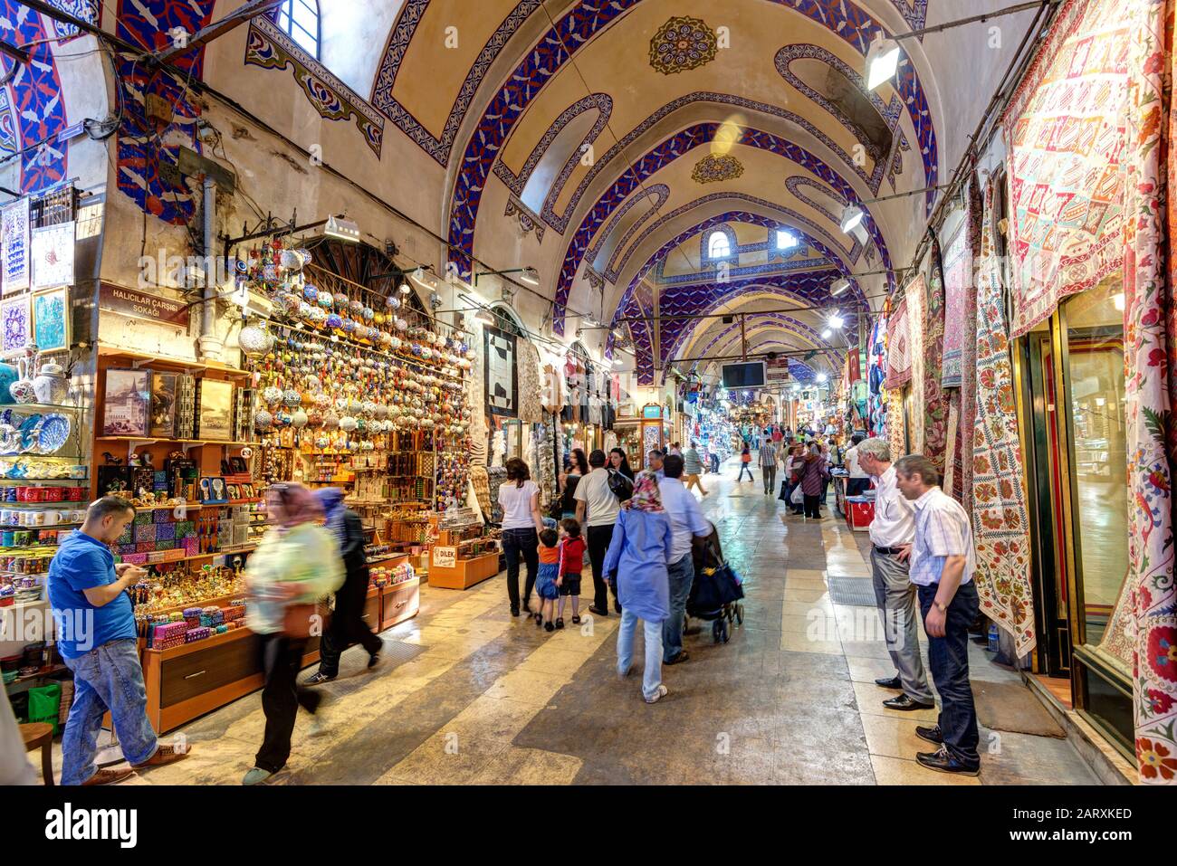Istanbul - 27. MAI 2013: Inside the Grand Bazaar am 27. Mai 2013 in Istanbul, Türkei. Der große Basar ist der älteste und größte überdachte Markt in Stockfoto