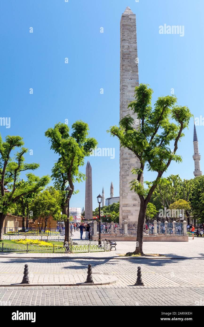 Istanbul - 26. MAI 2013: Touristen, die das alte Hippodrom am 26. Mai 2013 in Istanbul, Türkei besuchen. Der Ummauerte Obelisk (Vorderseite) wurde von der Emp gebaut Stockfoto