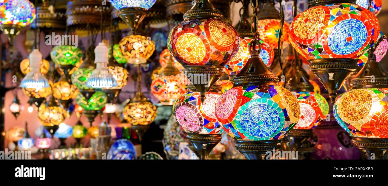 Glasleuchten in Grand Bazaar, Istanbul, Türkei. Panoramablick auf farbenfrohe orientalische Geschenke. Schöne Lampen in handwerklicher Marktnähe. Arabisch und Stockfoto