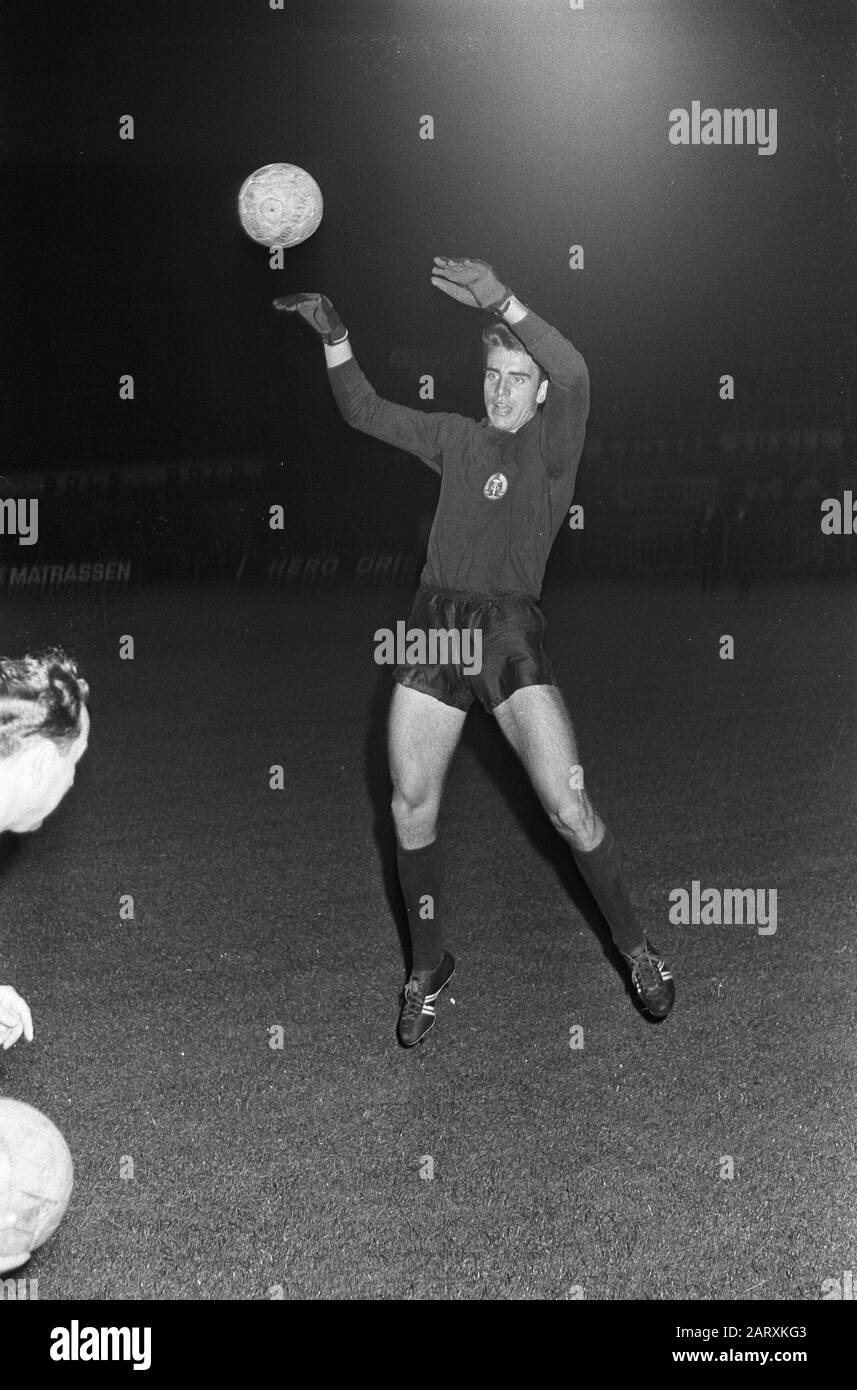 Ostdeutsche im Olympiastadion trainieren. Keeper Blochwitz während des Trainings Datum: 12. September 1967 Schlagwörter: Sport, Name der Fußballeinrichtung: Olympiastadion Stockfoto
