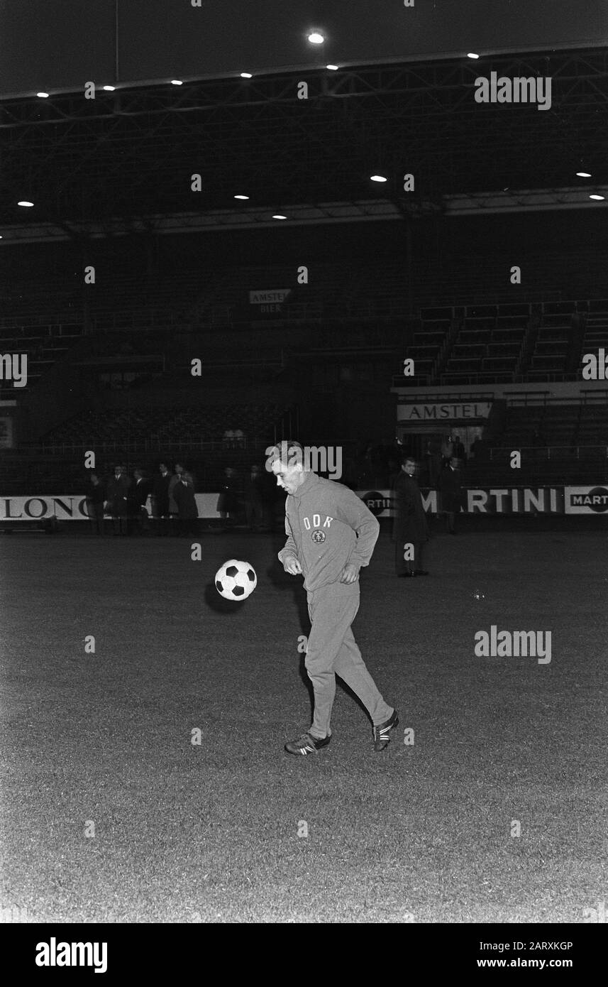 Ostdeutsche im Olympiastadion trainieren. Frenzel während des Trainings Datum: 12. September 1967 Schlagwörter: Sport, Name Der Fußballeinrichtung: Olympiastadion Stockfoto