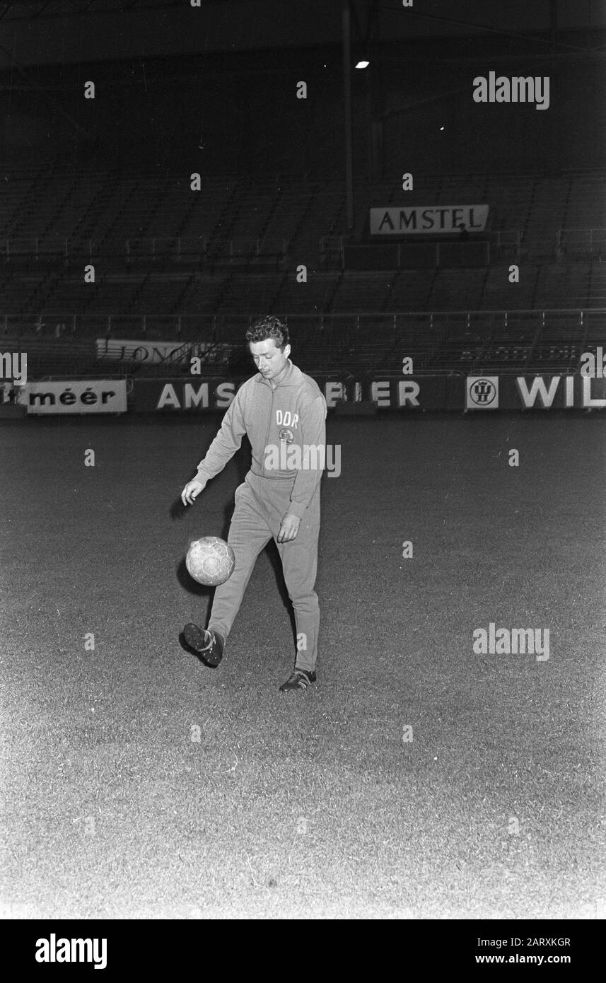 Ostdeutsche im Olympiastadion trainieren. Erler während des Trainings Datum: 12. September 1967 Schlagwörter: Sport, Name der Fußballeinrichtung: Olympiastadion Stockfoto