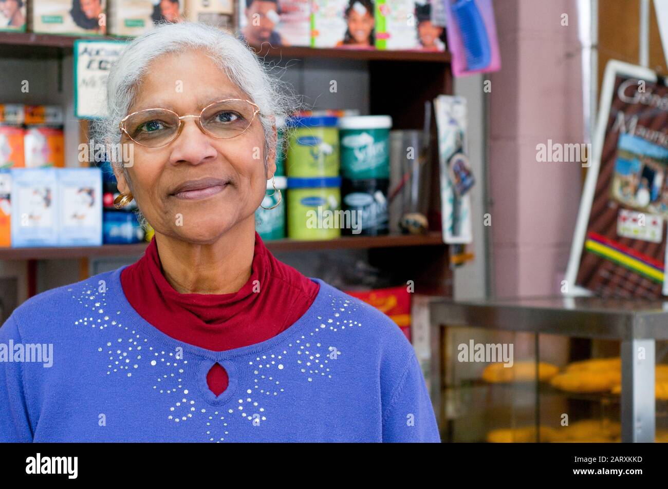 Der kanadische Ladenbesitzer aus der Karibik verkauft ethnische Produkte in ihrem Lebensmittelgeschäft Quebec, Kanada Stockfoto