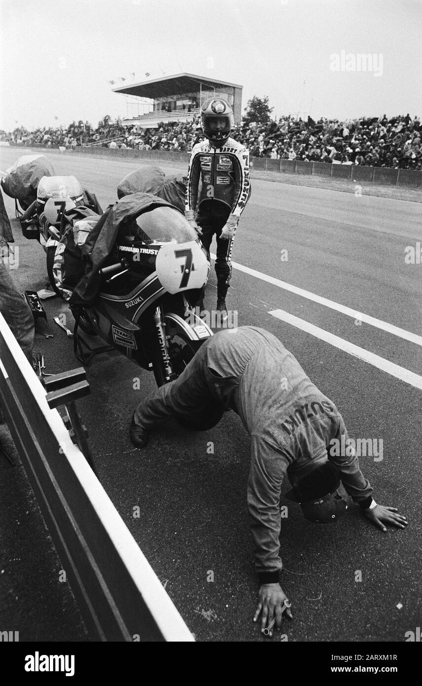 TT Assen 1978 Training TT Assen; Barry Sheene (contender 500cc) sieht so aus, wie sein Mechaniker die Räder ausrichtet Datum: 22. Juni 1978 Ort: Axis Keywords: Motorradfahrer, Motorräder, Motorsport-Personenname: Sheen, Barry Institution Name: TT Stockfoto