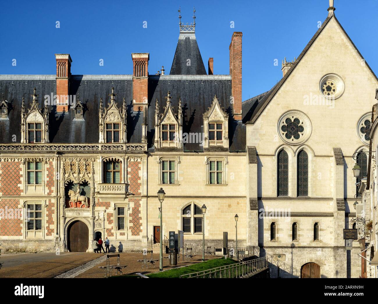 Frankreich - 22. SEPTEMBER 2013: Das Schloss Royal de Blois: Die Fassade des Flügels Louis XII. Dieser alte Palast befindet sich im Loiretal im Zentrum Stockfoto