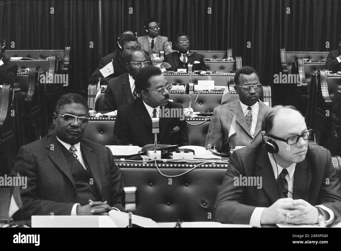 Vortagssitzung der Verbände EEG mit afrikanischen Ländern in der unteren Kammer, den Haag, Delegierte aus Afrika in Banken Datum: 10. Januar 1972 Standort: Den Haag, Zuid-Holland Schlüsselwörter: Kongresse Institutionenname: EEG Stockfoto