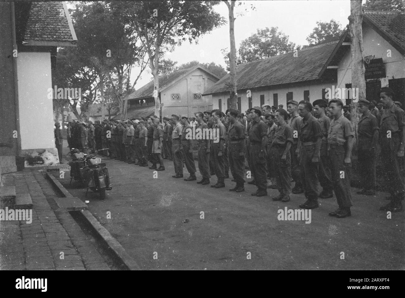 Schulfahrer und Motorradfahrer (S.O.B.M.) bei Bandoeng Truppen sind im Amt Datum: April 1947 Ort: Bandung, Indonesien, Niederländisch-Ostindien Stockfoto