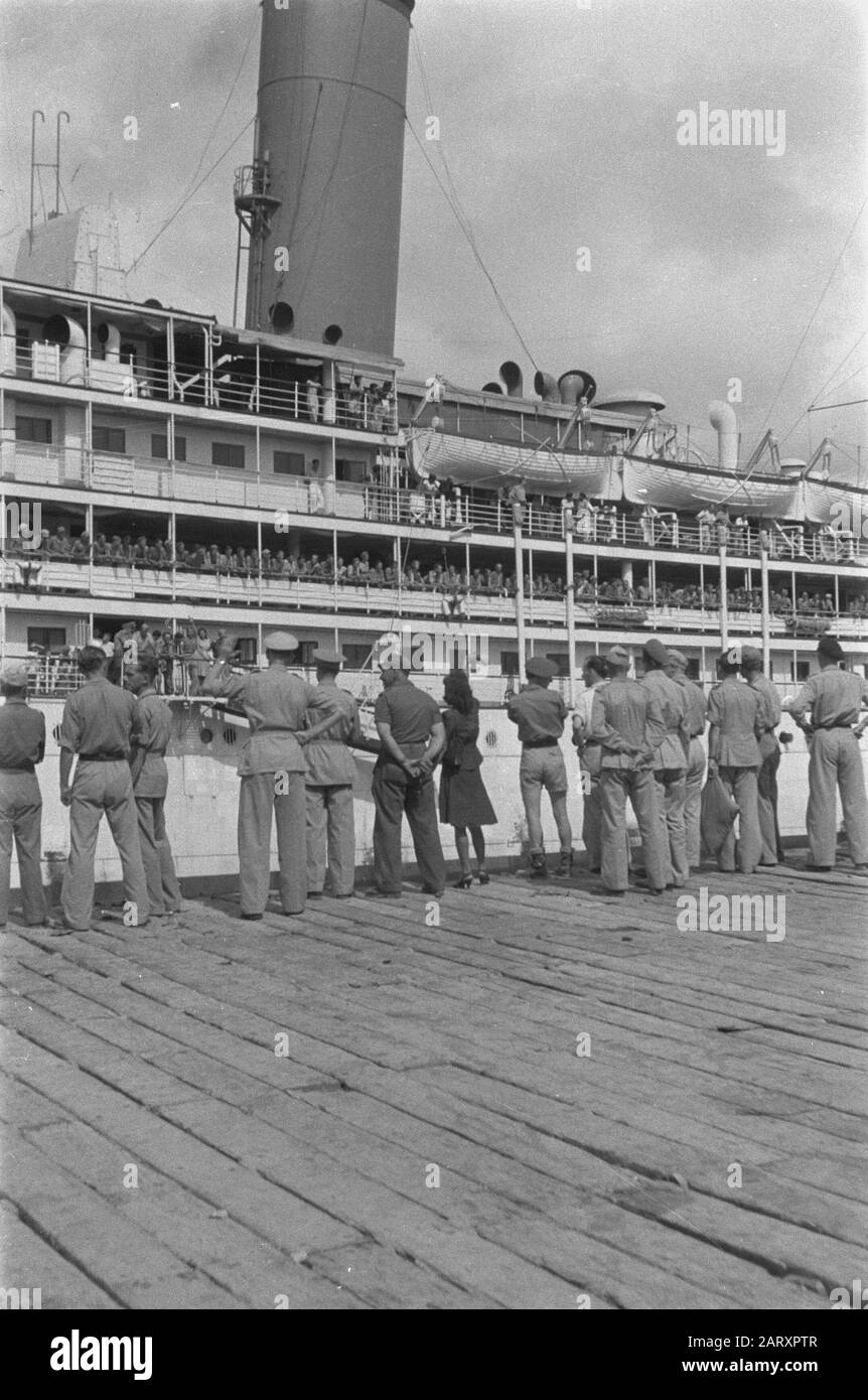 Abschied 2-14 R.I und G.B.I. von Padang Truppentransportschiff Plancius abfahrbereit. Eine letzte Grußansage: Van Padang die Truppen gingen nach Tandjong Priok, wo sie am 17. Januar mit dem Johan van Oldenbarnevelt zurückgebracht wurden Datum: 3. Januar 1948 Ort: Indonesien, Niederländische Ostindien, Padang, Sumatra Stockfoto