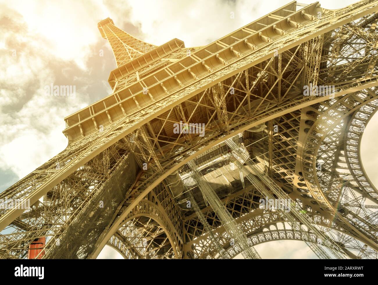 Eiffelturm an einem sonnigen Tag, Paris, Frankreich Stockfoto